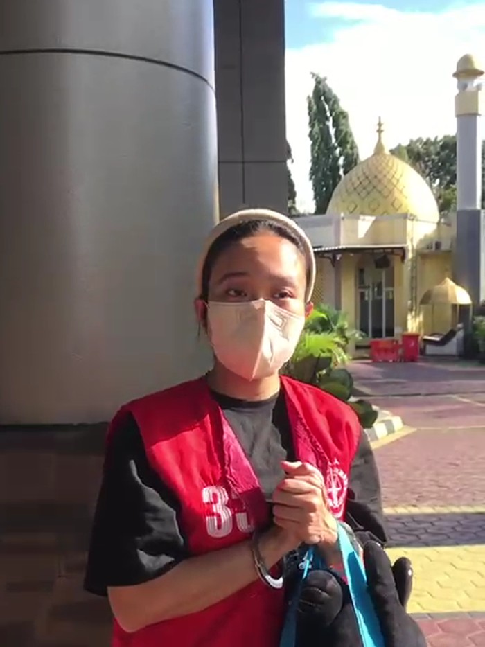 Bos Mecimapro, Melani kenakan rompi tahanan dengan tangan diborgol saat keluar dari Kejaksaan Negeri Jakarta Selatan hari ini, Jumat (7/11).