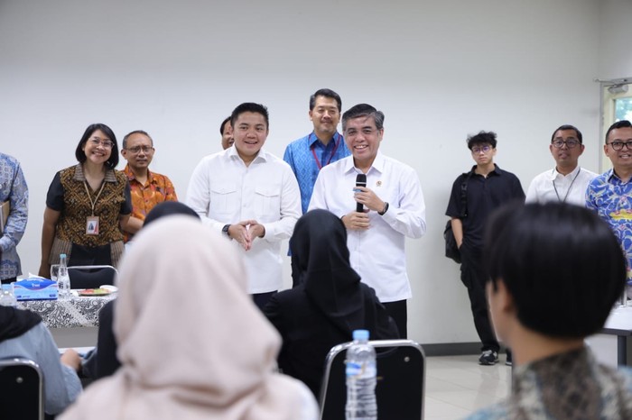 Menaker & Seskab Tinjau Program Pemagangan Nasional di Denso Indonesia