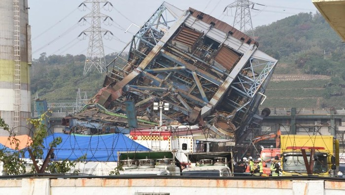 Menara boiler setinggi 60 meter di pembangkit listrik nonaktif di Ulsan, Korsel, ambruk saat upaya pembongkaran. (Bae Byung Soo/Newsis via AP)