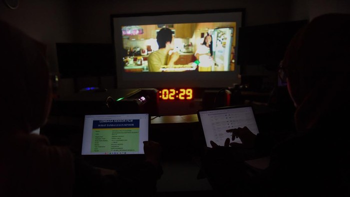 Anggota Lembaga Sensor Film (LSF) bersama tenaga sensor melakukan proses sensor materi film di Kantor LSF, Jakarta, Jumat (7/11/2025). Ketua Lembaga Sensor Film Naswardi menyebut jumlah materi film yang disensor di tahun 2024 sebanyak 42 ribu, sedangkan di tahun 2025 hingga periode Oktober jumlah materi yang telah lulus sensor mengalami peningkatan sebanyak 39 ribu judul film dan menargetkan tiap tahun bertambah sebanyak 2.000 materi. ANTARA FOTO/Indrianto Eko Suwarso/YU