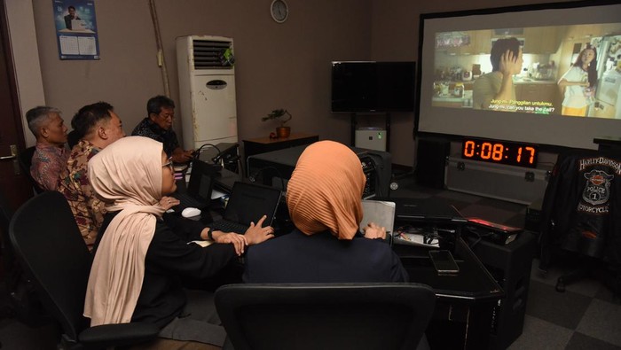Anggota Lembaga Sensor Film (LSF) bersama tenaga sensor melakukan proses sensor materi film di Kantor LSF, Jakarta, Jumat (7/11/2025). Ketua Lembaga Sensor Film Naswardi menyebut jumlah materi film yang disensor di tahun 2024 sebanyak 42 ribu, sedangkan di tahun 2025 hingga periode Oktober jumlah materi yang telah lulus sensor mengalami peningkatan sebanyak 39 ribu judul film dan menargetkan tiap tahun bertambah sebanyak 2.000 materi. ANTARA FOTO/Indrianto Eko Suwarso/YU