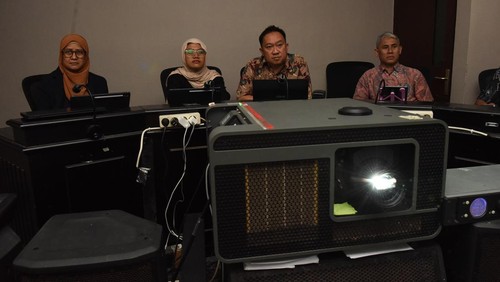 Anggota Lembaga Sensor Film (LSF) bersama tenaga sensor melakukan proses sensor materi film di Kantor LSF, Jakarta, Jumat (7/11/2025). Ketua Lembaga Sensor Film Naswardi menyebut jumlah materi film yang disensor di tahun 2024 sebanyak 42 ribu, sedangkan di tahun 2025 hingga periode Oktober jumlah materi yang telah lulus sensor mengalami peningkatan sebanyak 39 ribu judul film dan menargetkan tiap tahun bertambah sebanyak 2.000 materi. ANTARA FOTO/Indrianto Eko Suwarso/YU