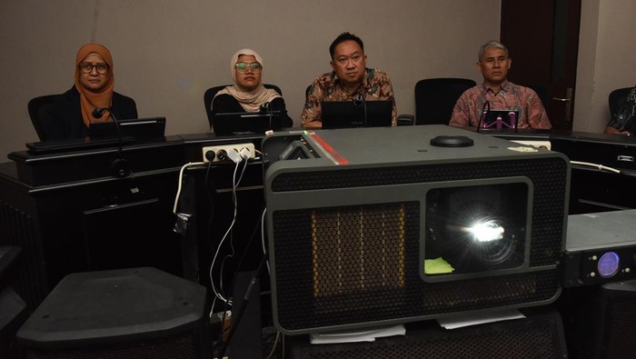 Anggota Lembaga Sensor Film (LSF) bersama tenaga sensor melakukan proses sensor materi film di Kantor LSF, Jakarta, Jumat (7/11/2025). Ketua Lembaga Sensor Film Naswardi menyebut jumlah materi film yang disensor di tahun 2024 sebanyak 42 ribu, sedangkan di tahun 2025 hingga periode Oktober jumlah materi yang telah lulus sensor mengalami peningkatan sebanyak 39 ribu judul film dan menargetkan tiap tahun bertambah sebanyak 2.000 materi. ANTARA FOTO/Indrianto Eko Suwarso/YU