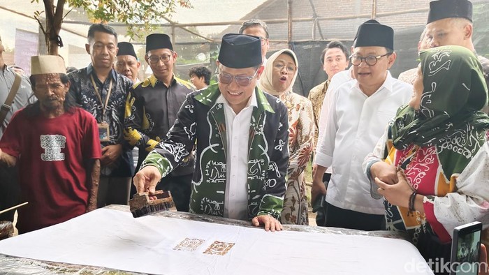 Menko Pemberdayaan Masyarakat, Muhaimin Iskandar, mengenakan batik pegon di Rumah Inklusif Kebumen, Jumat (7/11/2025).