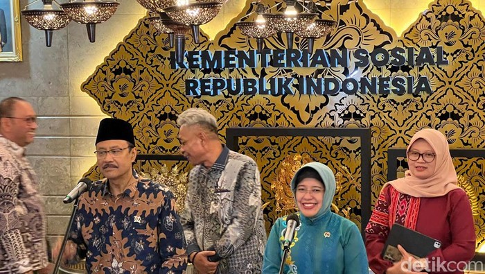 Mensos Saifullah Yusuf atau Gus Ipul (kiri) dan Kepala BPS Amalia Adininggar Widyasanti (kanan). (Adhfar/detikcom)