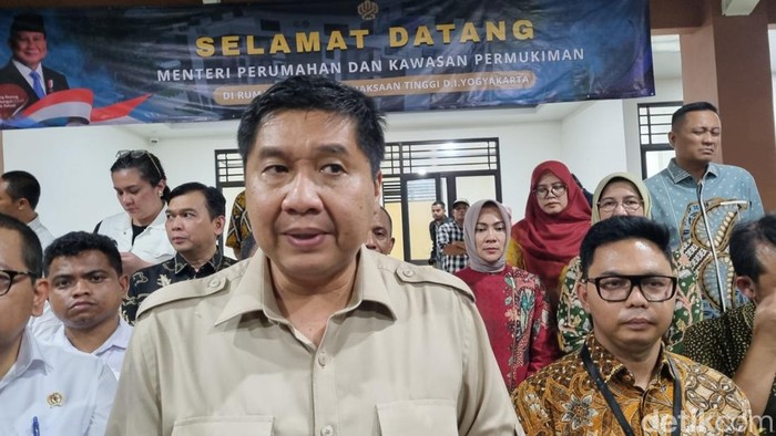 Menteri Perumahan dan Kawasan Permukiman (PKP), Maruarar Sirait  saat memberikan keterangan, Jumat (7/11/2025).