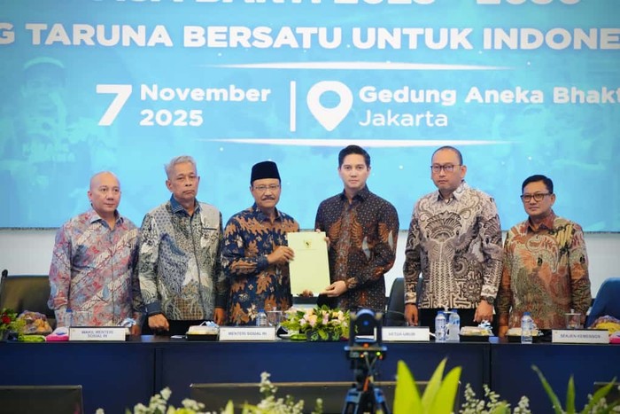 Menteri Sosial (Mensos), Saifullah Yusuf (Gus Ipul) menyerahkan Keputusan Menteri (Kepmen) nomor 259/HUK/2025 tentang Pengukuhan Pengurus Nasional Karang Taruna (PNKT) dan Majelis Pertimbangan Karang Taruna Tingkat Nasional Masa Bakti 2025-2030 kepada Ketua Umum PNKT, Budisatrio Djiwandono.