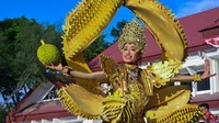 Seorang peserta mengikuti lomba busana karnaval di Palu, Sulawesi Tengah, Jumat (7/11/2025). Acara tersebut menjadi bagian dari rangkaian kegiatan Pawai Budaya Nusantara yang menampilkan kekayaan ragam busana tradisional Indonesia. ANTARA FOTO/Basri Marzuki