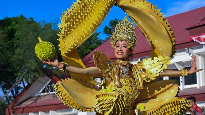 Seorang peserta mengikuti lomba busana karnaval di Palu, Sulawesi Tengah, Jumat (7/11/2025). Lomba busana karnaval yang digelar Dinas Pariwisata Kota Palu dan dirangkai dengan Pawai Budaya Nusantara itu dimaksudkan sebagai media edukatif memperkenalkan pakaian adat, simbol budaya, dan nilai-nilai tradisional kepada generasi muda sekaligus menjadi kegiatan wisata. ANTARA FOTO/Basri Marzuki