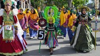 Para peserta tampil anggun dan kreatif dengan mengenakan kostum yang menggabungkan unsur adat dan modern. Beragam warna, motif, serta ornamen khas daerah Nusantara menghiasi setiap busana, mencuri perhatian masyarakat yang memadati area acara. ANTARA FOTO/Basri Marzuki