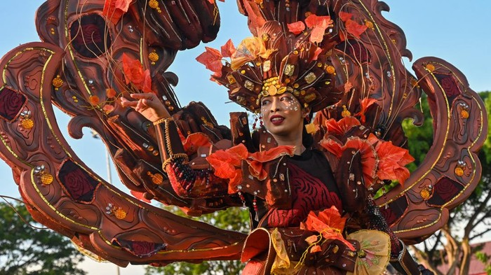 Seorang peserta mengikuti lomba busana karnaval di Palu, Sulawesi Tengah, Jumat (7/11/2025). Lomba busana karnaval yang digelar Dinas Pariwisata Kota Palu dan dirangkai dengan Pawai Budaya Nusantara itu dimaksudkan sebagai media edukatif memperkenalkan pakaian adat, simbol budaya, dan nilai-nilai tradisional kepada generasi muda sekaligus menjadi kegiatan wisata. ANTARA FOTO/Basri Marzuki