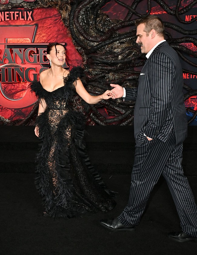 David Harbour kabarnya sempat menjalani penyelidikan internal terkait laporan tersebut, meski hasil investigasinya belum diketahui publik. Laporan itu juga menyebut bahwa Millie syuting episode terakhir dengan didampingi perwakilan pribadinya di lokasi. Foto: Variety via Getty Images/Michael Buckner