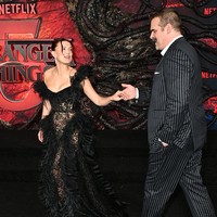 David Harbour kabarnya sempat menjalani penyelidikan internal terkait laporan tersebut, meski hasil investigasinya belum diketahui publik. Laporan itu juga menyebut bahwa Millie syuting episode terakhir dengan didampingi perwakilan pribadinya di lokasi. Foto: Variety via Getty Images/Michael Buckner