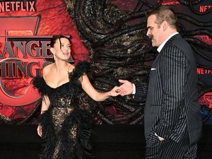 Video: Keakraban Millie Bobby Brown & David Harbour di Tengah Rumor Miring