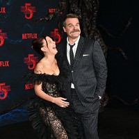 Dalam salah satu momen, David sempat memberikan tatapan ‘nakal’ ke arah kamera, sementara Millie tertawa lepas di sampingnya. Dalam serial populer Netflix tersebut, Millie berperan sebagai Eleven, tokoh utama dengan kekuatan supranatural, sementara David memerankan sosok ayah asuhnya, Kepala Polisi Jim Hopper Jr. Foto: Variety via Getty Images/Michael Buckner