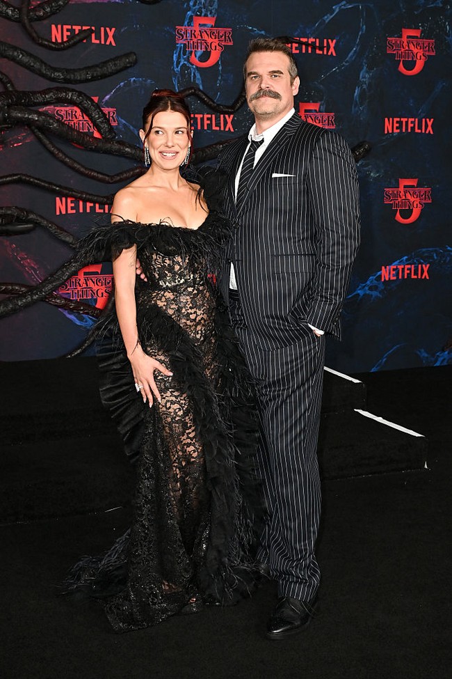 David Harbour tampak mengenakan setelan pinstripes dengan dasi senada. Aktor 50 tahun ini terlihat menyunggingkan tersenyum saat berpose di depan fotografer. Foto: Variety via Getty Images/Michael Buckner