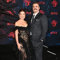 David Harbour tampak mengenakan setelan pinstripes dengan dasi senada. Aktor 50 tahun ini terlihat menyunggingkan tersenyum saat berpose di depan fotografer. Foto: Variety via Getty Images/Michael Buckner