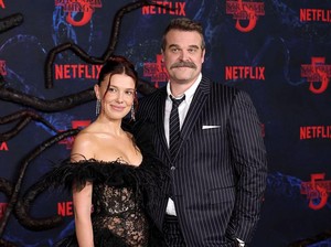 David Harbour dan Millie Bobby Brown Reunian Lagi, Main Film di Netflix