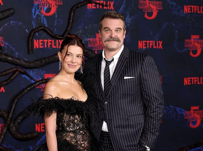 Millie Bobby Brown dan David Harbour di Penayangan Perdana Stranger Things Musim ke-5 yang digelar di TCL Chinese Theatre pada 6 November 2025 di Los Angeles, California.