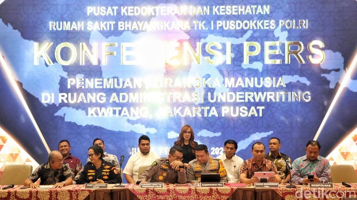 Konferensi pers hasil Tes DNA temuan dua kerangka manusia di Gedung Kwitang, RS Polri Kramatjati, Jakarta Timur, Jumat (7/11/2025).