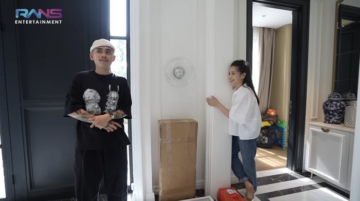 Momen Nagita Slavina dan Aloy Jadi Barista, Adu Skil Bikin Latte Art!