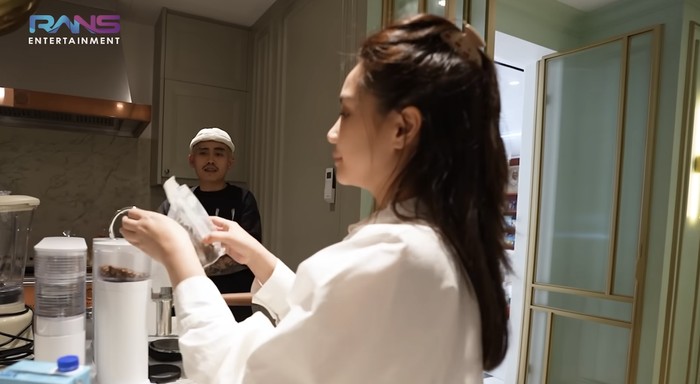 Momen Nagita Slavina dan Aloy Jadi Barista, Adu Skil Bikin Latte Art!