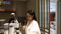 Rupanya Nagita lagi senang bereksperimen dengan mesin kopi digital baru miliknya. Nagita juga sempat menanyakan preferensi menu kopi favorit Aloy, apakah suka kopi yang manis atau tidak. Foto: YouTube Rans Entertainment