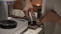 Nagita juga sempat pamer skill membuat kopi dengan melakukan proses tampering alias memadatkan bubuk kopi dengan alat bernama tamper. Proses ini bertujuan untuk meratakan dan memadatkan bubuk kopi. Foto: YouTube Rans Entertainment