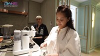 Nagita juga sempat pamer skill bikin latte art di depan Aloy. Meski ia mengaku racikan steamed milk-nya kurang ideal, tapi Nagita percaya diri tetap menyeduhnya. Foto: YouTube Rans Entertainment