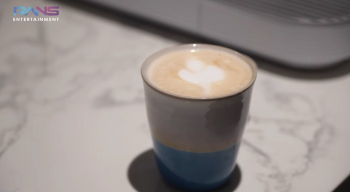 Momen Nagita Slavina dan Aloy Jadi Barista, Adu Skil Bikin Latte Art!