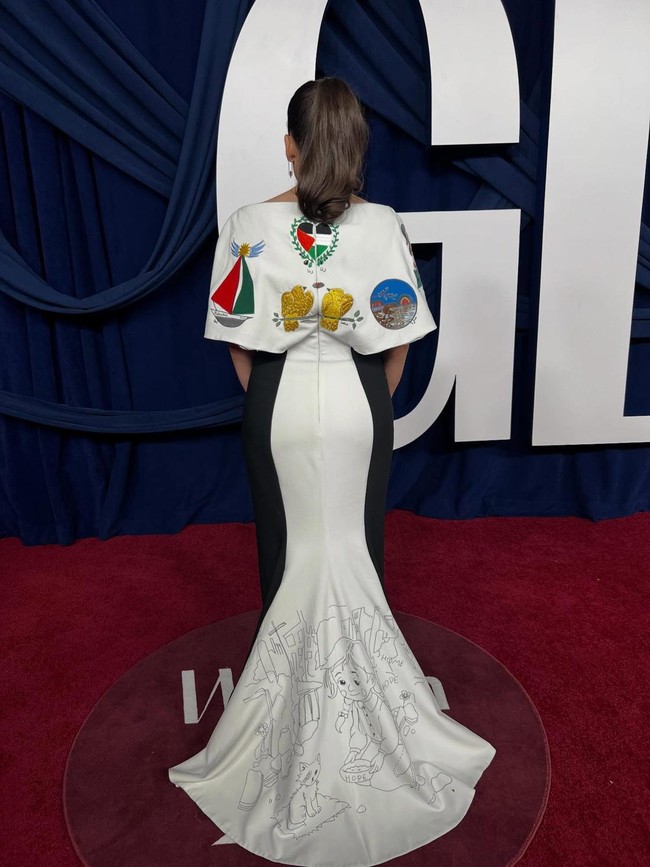 Dalam kesempatan itu, Ms Rachel mendapat penghargaan atas peran dan kepedulianya pada anak-anak juga advokasinya terhadap masalah genosida di Palestina.“Aku ingin mengakhiri (pidato ini) dengan kata-katanya karena kata-katanya lebih penting daripada kata-kataku. Rana ingin mengatakan, ‘Aku ingin memberi tahu dunia bahwa saudara-saudara perempuanku bukanlah angka. Mereka adalah bulan. Mereka seperti bintang, mereka bersinar dan gemerlap.’” katanya saat menerima trofi. Foto: Instagram @msrachelforlitles