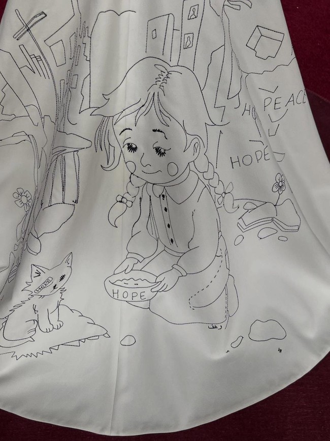 “Aku menyimpan kisah mereka di hatiku. Mereka semua tahu tentang gaun itu, dan mereka sangat gembira,” katanya. Foto: Instagram @msrachelforlitles