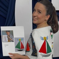 Malam ini aku mengenakan gaun indah yang dihiasi karya seni dari anak-anak di Gaza, dan anak-anak ini sungguh luar biasa. Mereka sangat bijaksana dan pintar dan aku tahu semua nama dan kisah mereka... Aku sangat bangga pada kalian, aku merasa sangat terhormat mengenakan karya seni kalian,” ujar Rachel dengan emosional. Foto: Instagram @msrachelforlitles