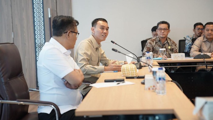 Bupati OKI Muchendi saat mendatangi BP Taskin.