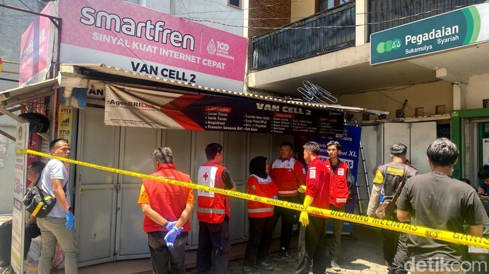 Olah TKP Penemuan Mayat di Konter HP Bandung