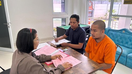 Proses tahap dua tersangka Imam Hidayat, pelaku pembunuhan kekasihnya Nurminah di Kejari Mataram, Kamis (6/12025). (Foto : dok Kejari Mataram/detikBali).