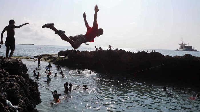 A reveller jumps through the air as he plays at the beach near the Indian Ocean waters in Hamarweyne district of Mogadishu, Somalia November 6, 2025. REUTERS/Feisal Omar