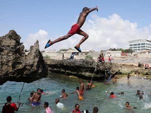 Pantai Jadi Ruang Bahagia Warga Somalia