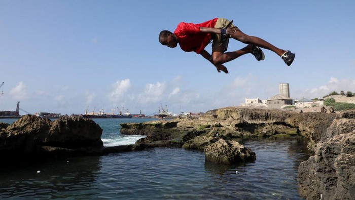 A reveller jumps through the air as he plays at the beach near the Indian Ocean waters in Hamarweyne district of Mogadishu, Somalia November 6, 2025. REUTERS/Feisal Omar