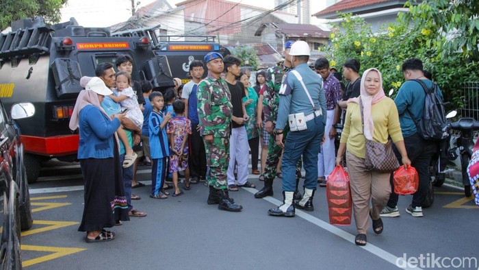 Suasana di sekitar SMAN 72 Kelapa Gading, Jakarta Utara, masih dipadati warga pada Jumat (7/11/2025) sore, usai terjadinya ledakan yang melukai puluhan siswa. Meski area sekolah telah dipasangi garis polisi, warga tetap berdatangan untuk melihat langsung lokasi kejadian.