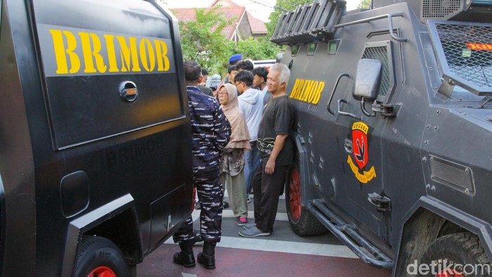 Suasana di sekitar SMAN 72 Kelapa Gading, Jakarta Utara, masih dipadati warga pada Jumat (7/11/2025) sore, usai terjadinya ledakan yang melukai puluhan siswa. Meski area sekolah telah dipasangi garis polisi, warga tetap berdatangan untuk melihat langsung lokasi kejadian.