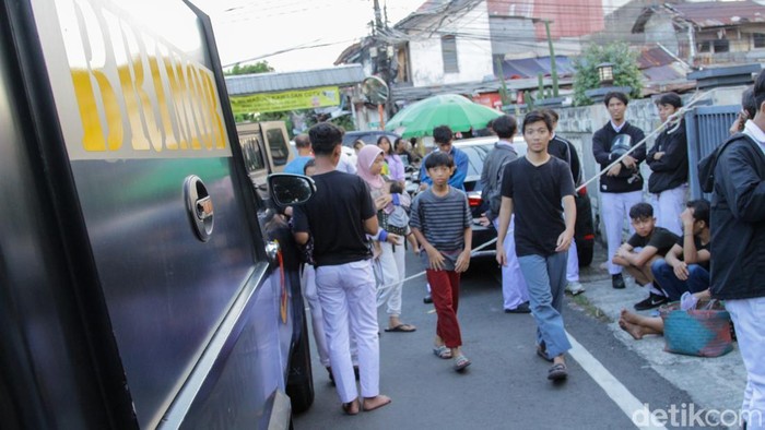 Suasana di sekitar SMAN 72 Kelapa Gading, Jakarta Utara, masih dipadati warga pada Jumat (7/11/2025) sore, usai terjadinya ledakan yang melukai puluhan siswa. Meski area sekolah telah dipasangi garis polisi, warga tetap berdatangan untuk melihat langsung lokasi kejadian.