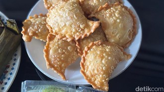 Lokasinya Ngumpet, Pastel Dalam Gang Ini Legendaris Sejak 1989