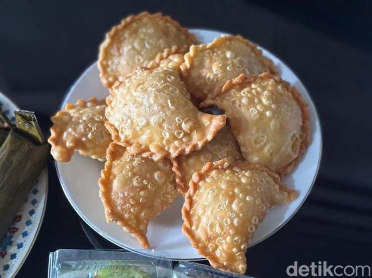 Lokasinya Ngumpet, Pastel Dalam Gang Ini Legendaris Sejak 1989