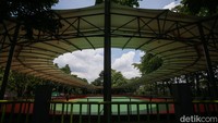 Pekerja menyelesaikan pengerjaan arena sepatu roda di Kota Bekasi, Jumat (7/11/2025).