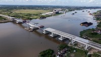 Jembatan sepanjang 1,7 kilometer yang berlokasi di kawasan Gandus, Palembang, Sumatera Selatan, ini dibangun untuk memperlancar arus lalu lintas serta memperkuat konektivitas antara wilayah Palembang dan Kabupaten Banyuasin melalui jaringan tol JTTS. ANTARA FOTO/Nova Wahyudi
