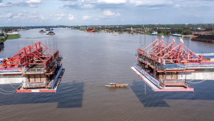 Foto udara pembangunan jembatan Musi V di Gandus, Palembang, Sumatera Selatan, Jumat (7/11/2025). Pembangunan jembatan Musi V yang merupakan bagian dari Jalan Tol Trans Sumatera (JTTS) ruas Palembang-Betung sepanjang 1,7 km tersebut telah mencapai 84 persen dan ditargetkan beroperasi secara fungsional pada Lebaran 2026. ANTARA FOTO/Nova Wahyudi