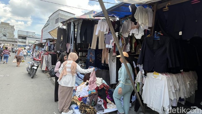 Pembeli saat melihat-lihat baju bekas di Pasar Sambu Medan. (Kartika Sari/detikSumut)