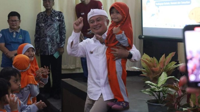 Pemkab Kabupaten Kuningan saat melaksanakan gerakan makan bergizi