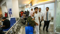 Seorang siswa bersama orang tua pulang usai melakukan perawatan di RS Islam Cempaka Putih, Jakarta, Jumat (7/11/2025).